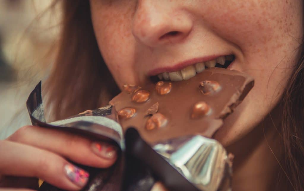 objadanie się, jedzenie emocjonalne, jedzenie pod wpływem emocji, czekolada